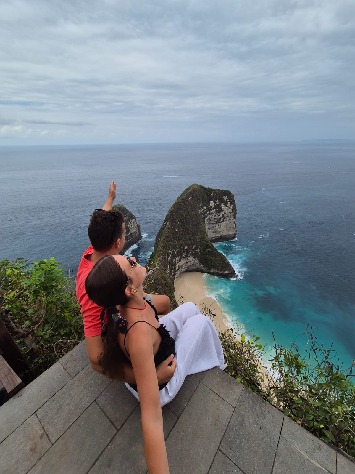 Acantilados sobre un mar abierto.