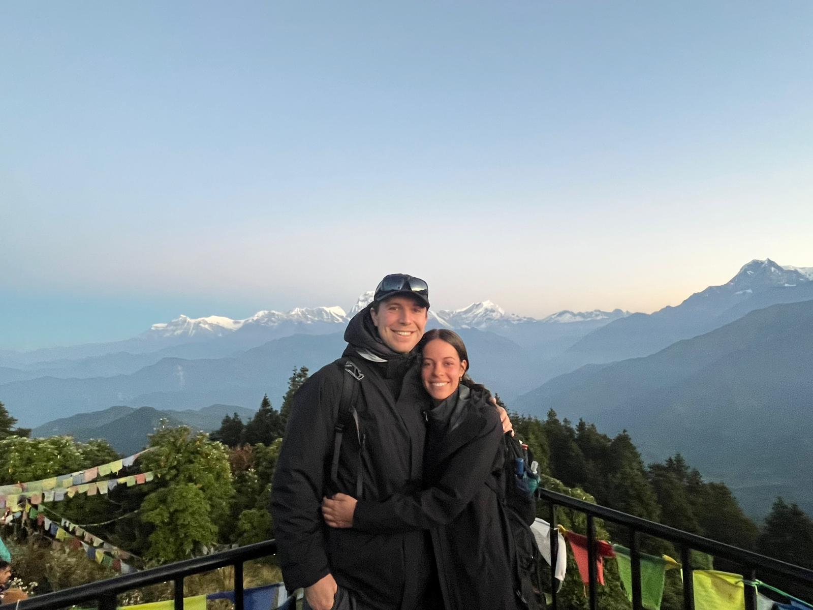 Amanecer en el Himalaya nepalí durante un trekking