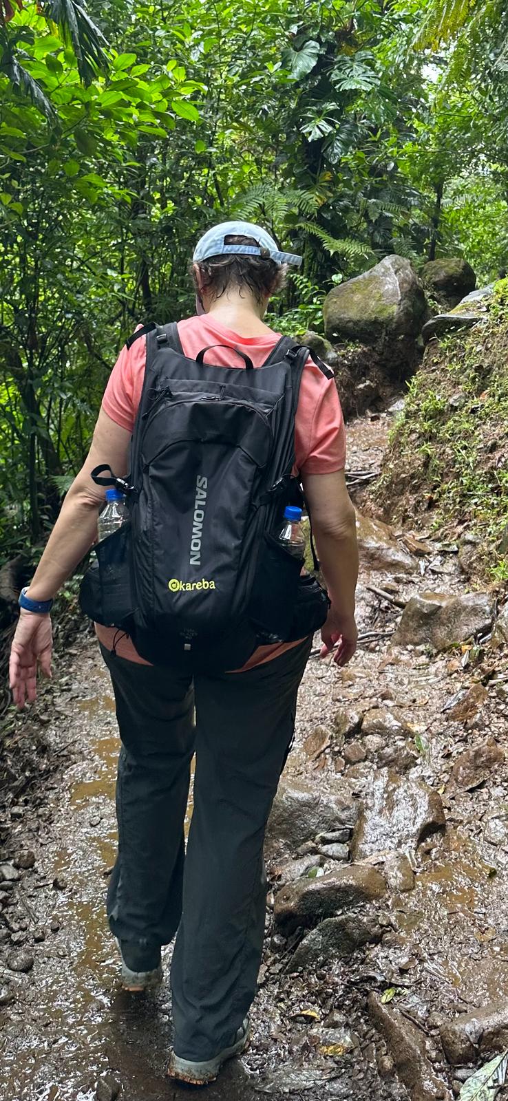 Caminando por senderos naturales en Costa Rica