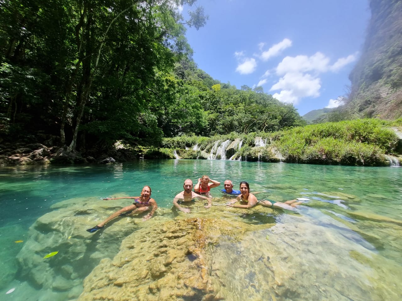 clientes kareba disfrutando su viaje a Guatemala