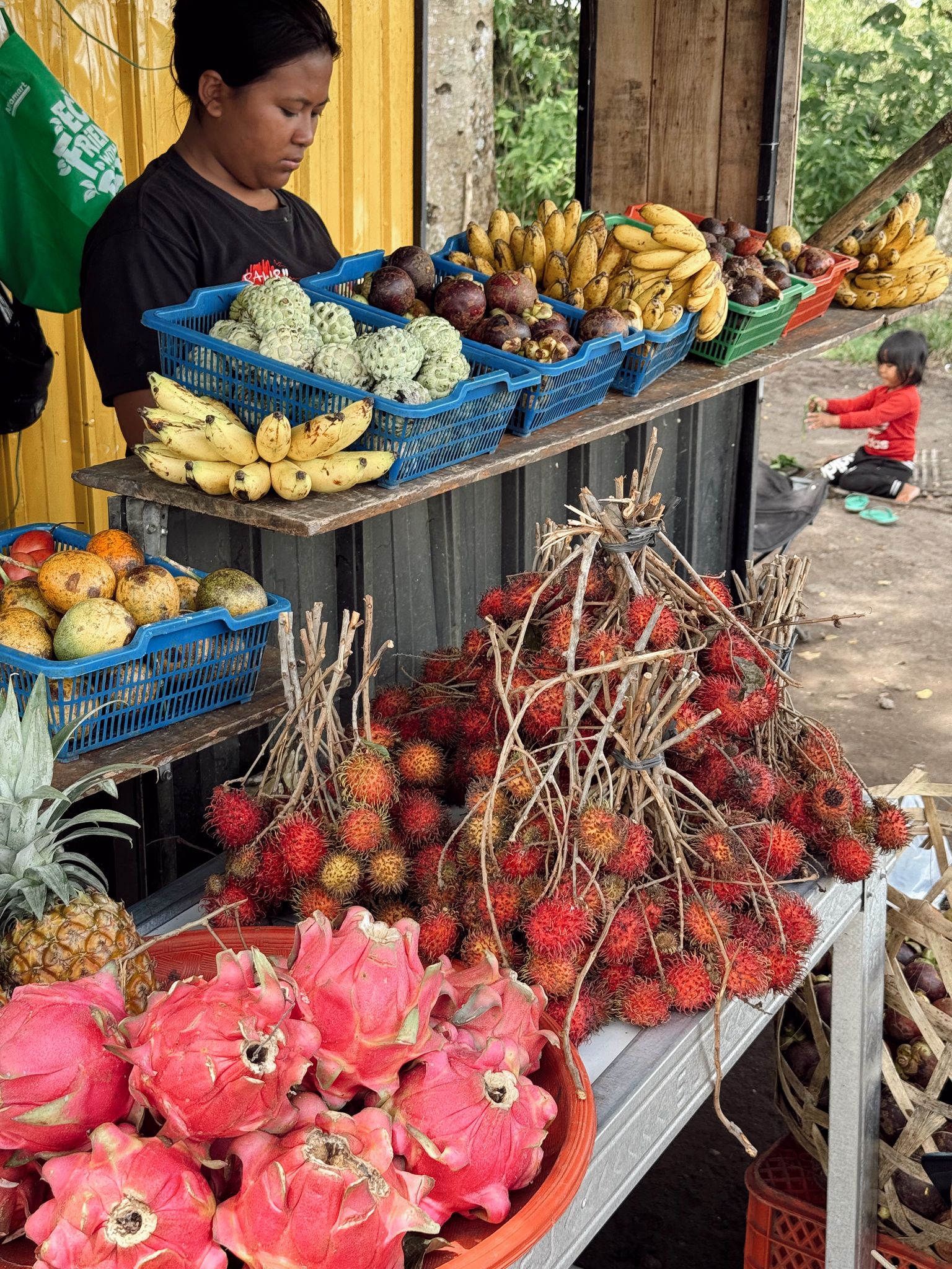 Mercados locales llenos de fruta tropical.