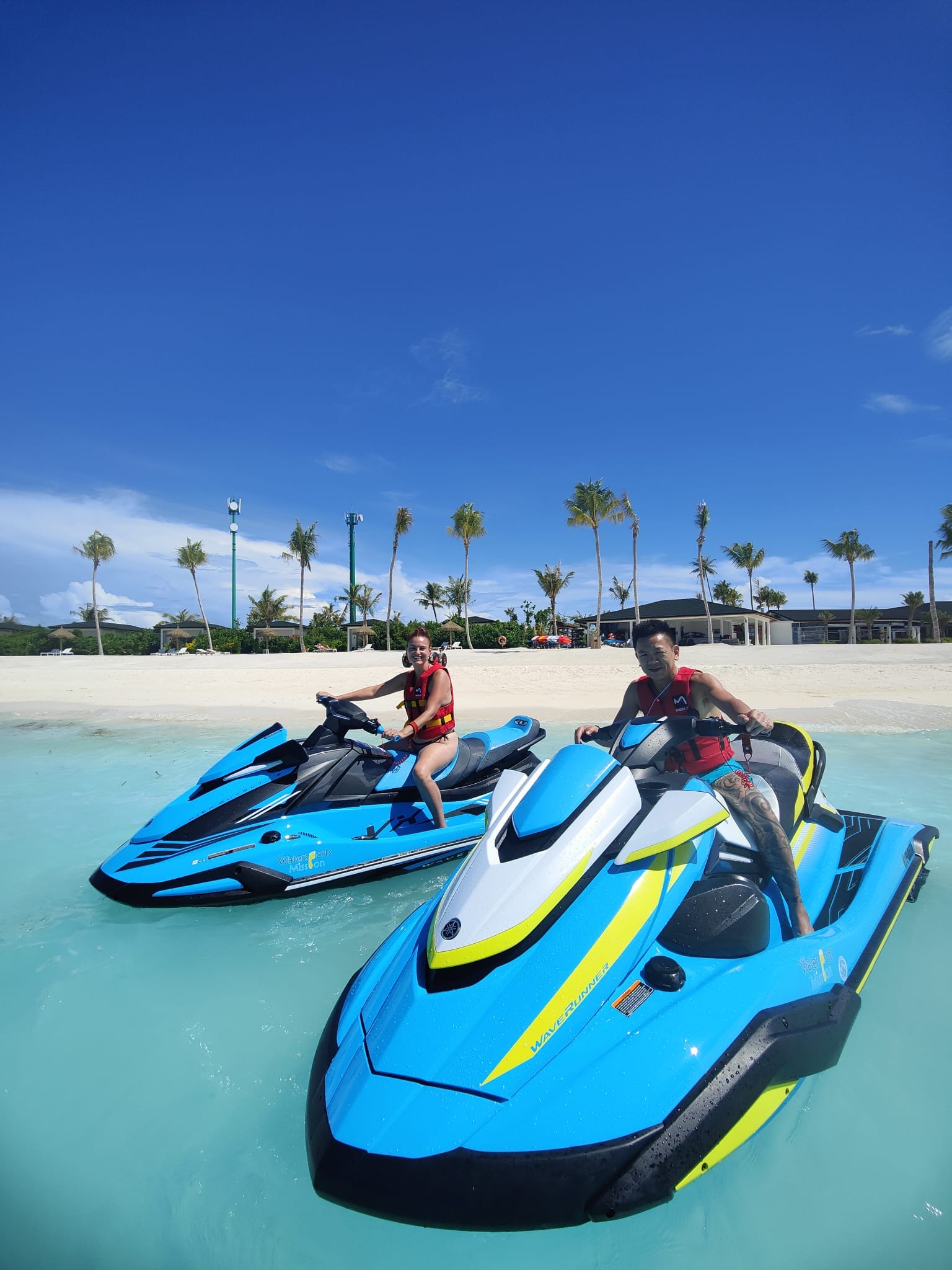 Snorkel en Maldivas con arrecifes de coral.