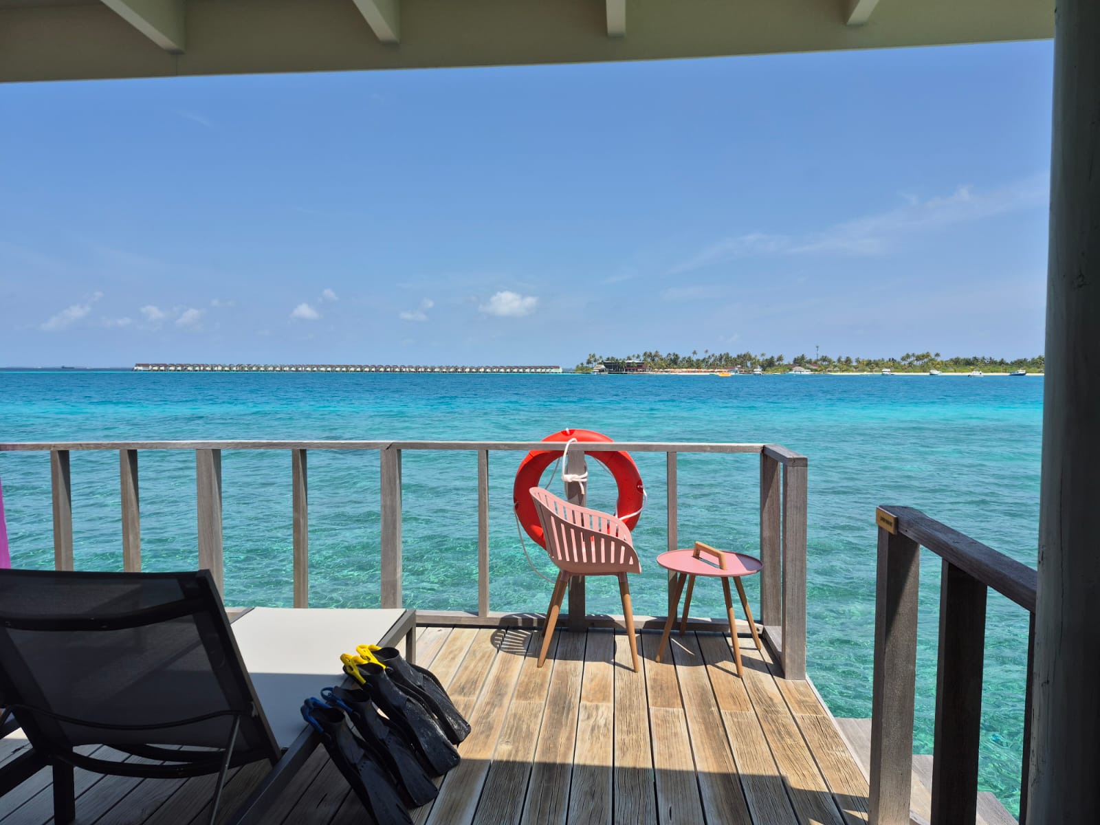 Viajar a Maldivas y dormir sobre el mar.