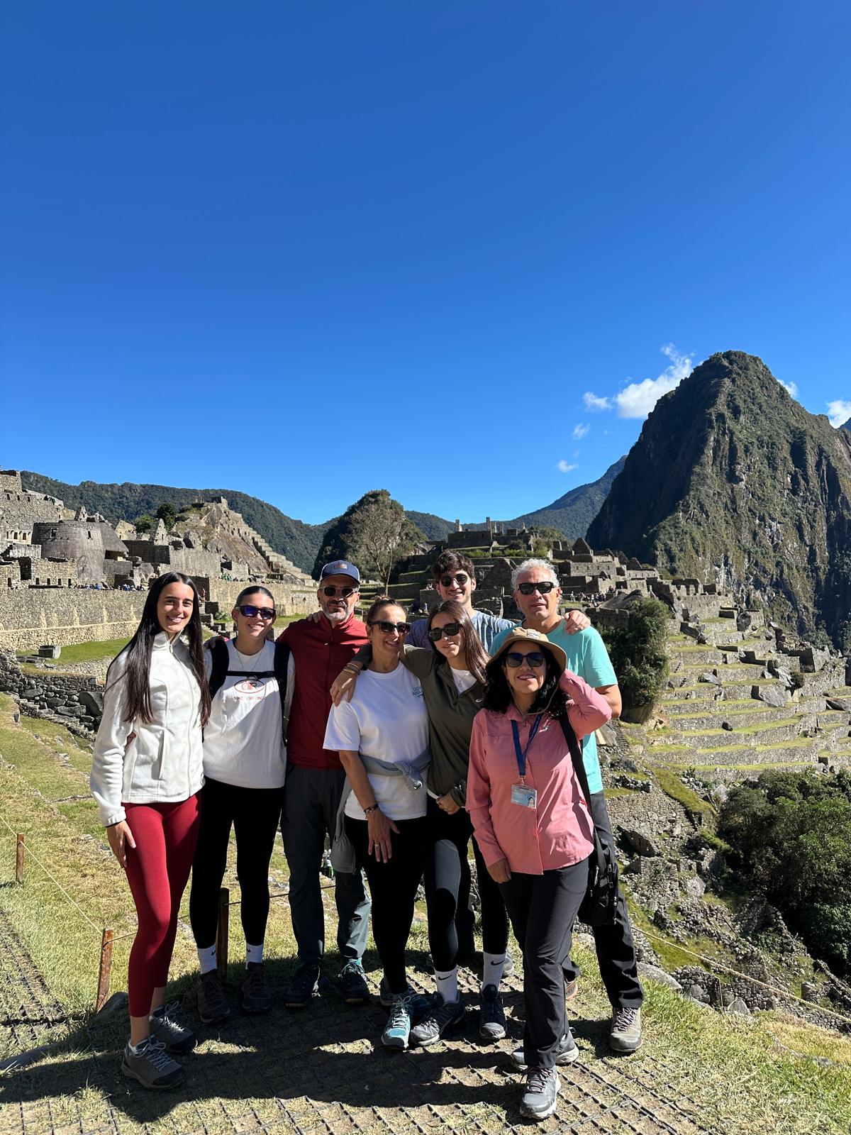 Familia en un viaje a Machu Picchu, Perú con Kareba Viatges