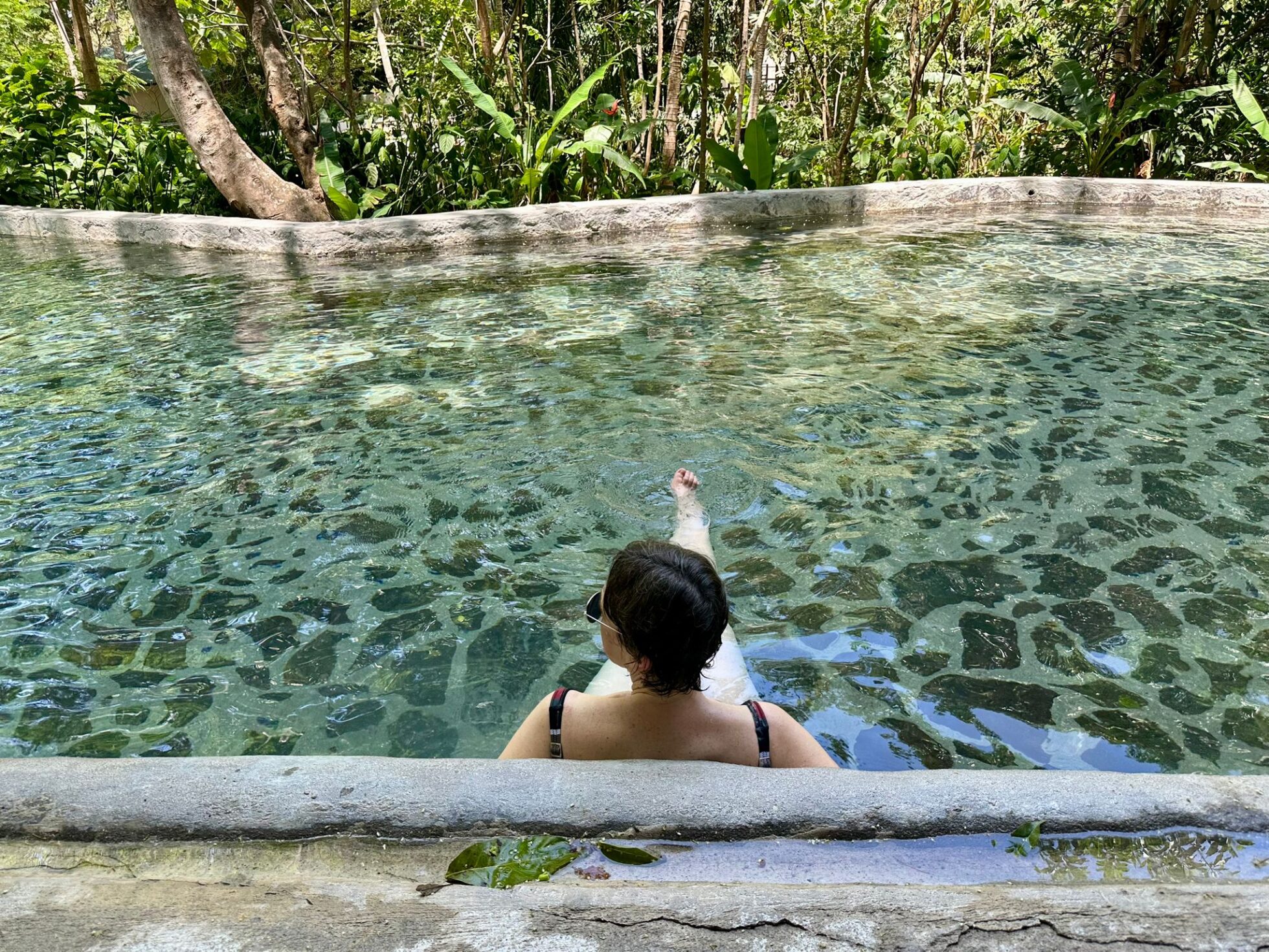 Viajera en aguas termales en Costa Rica