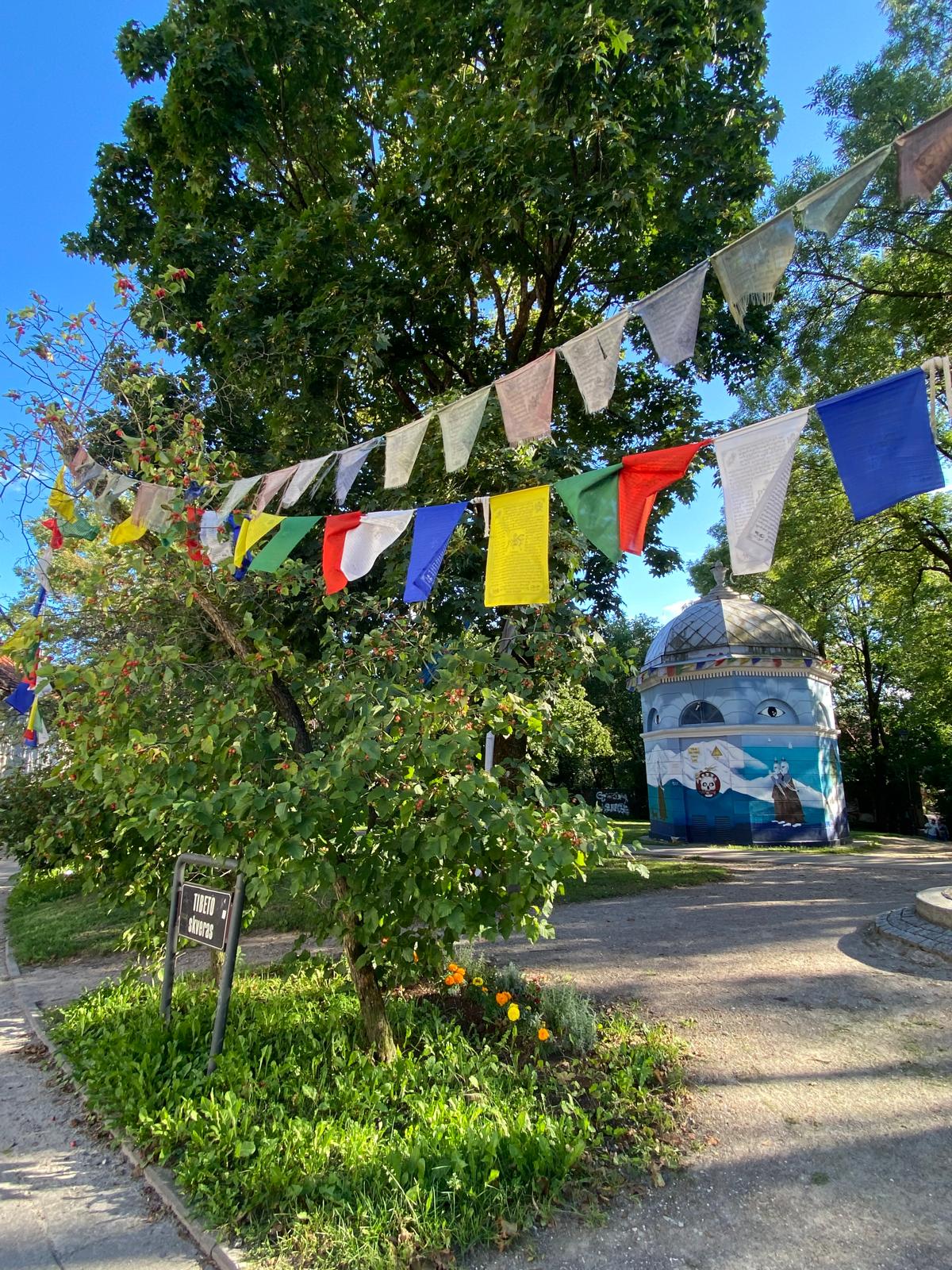 banderas de oracion en parque de vilna lituania
