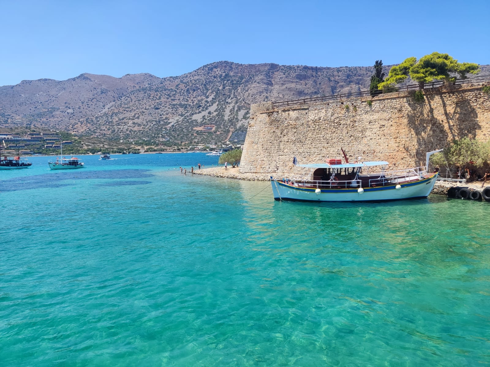 barco-tradicional-en-creta-mar-turquesa