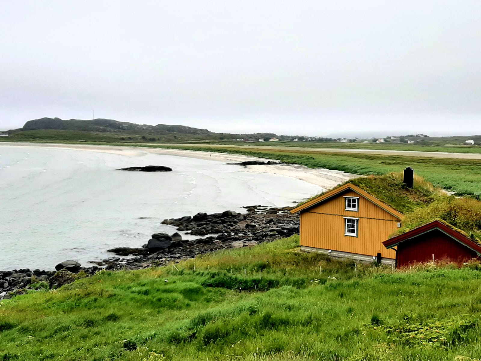 casa de madera junto al mar en noruega