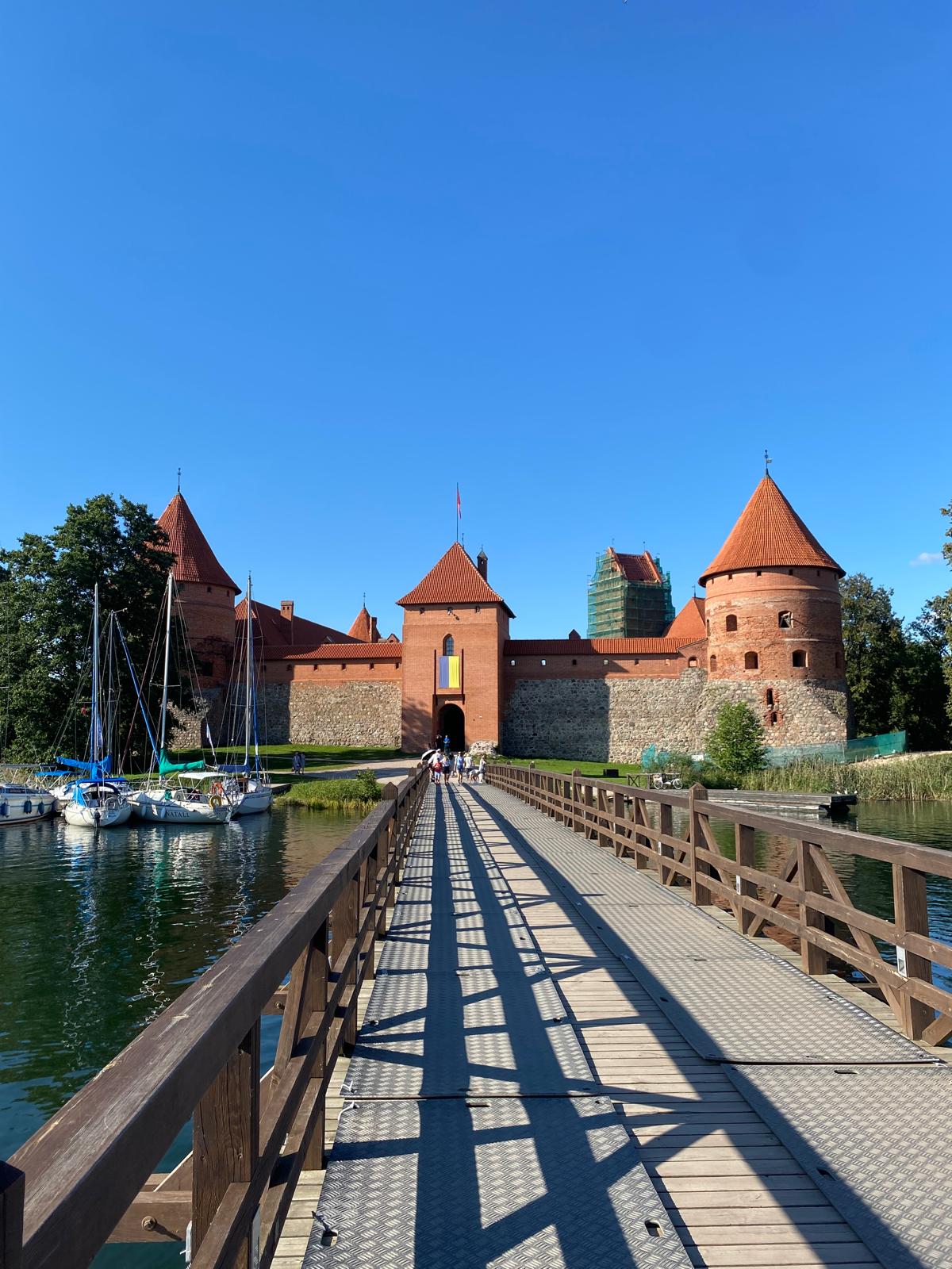 castillo de trakai con lago lituania