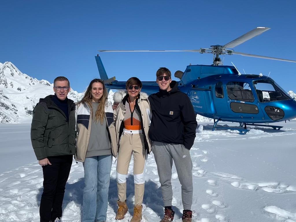 Viajeros recorriendo los Alpes de Nueva Zelanda con Kareba Viatges