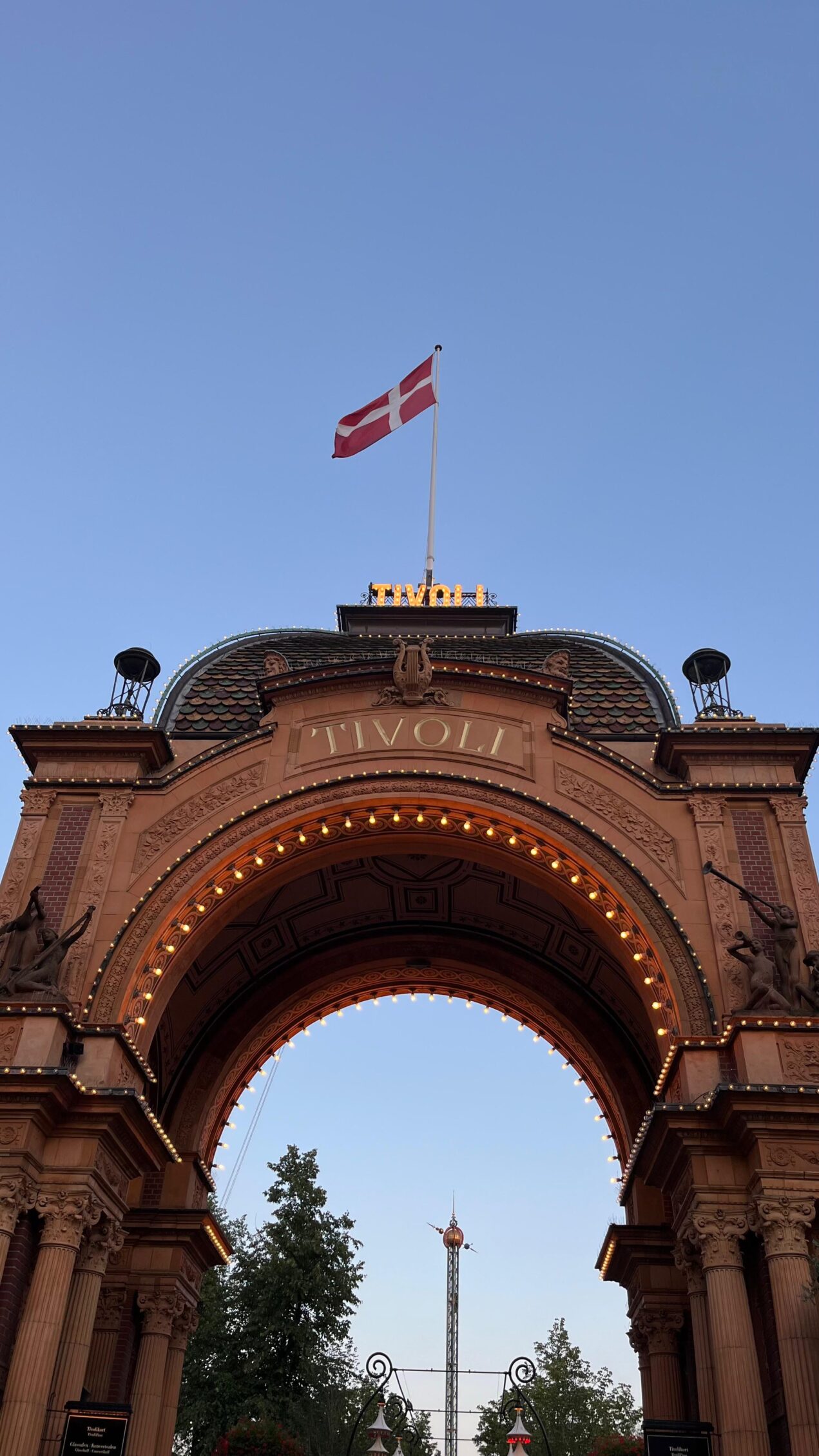 entrada del parque tivoli en copenhague