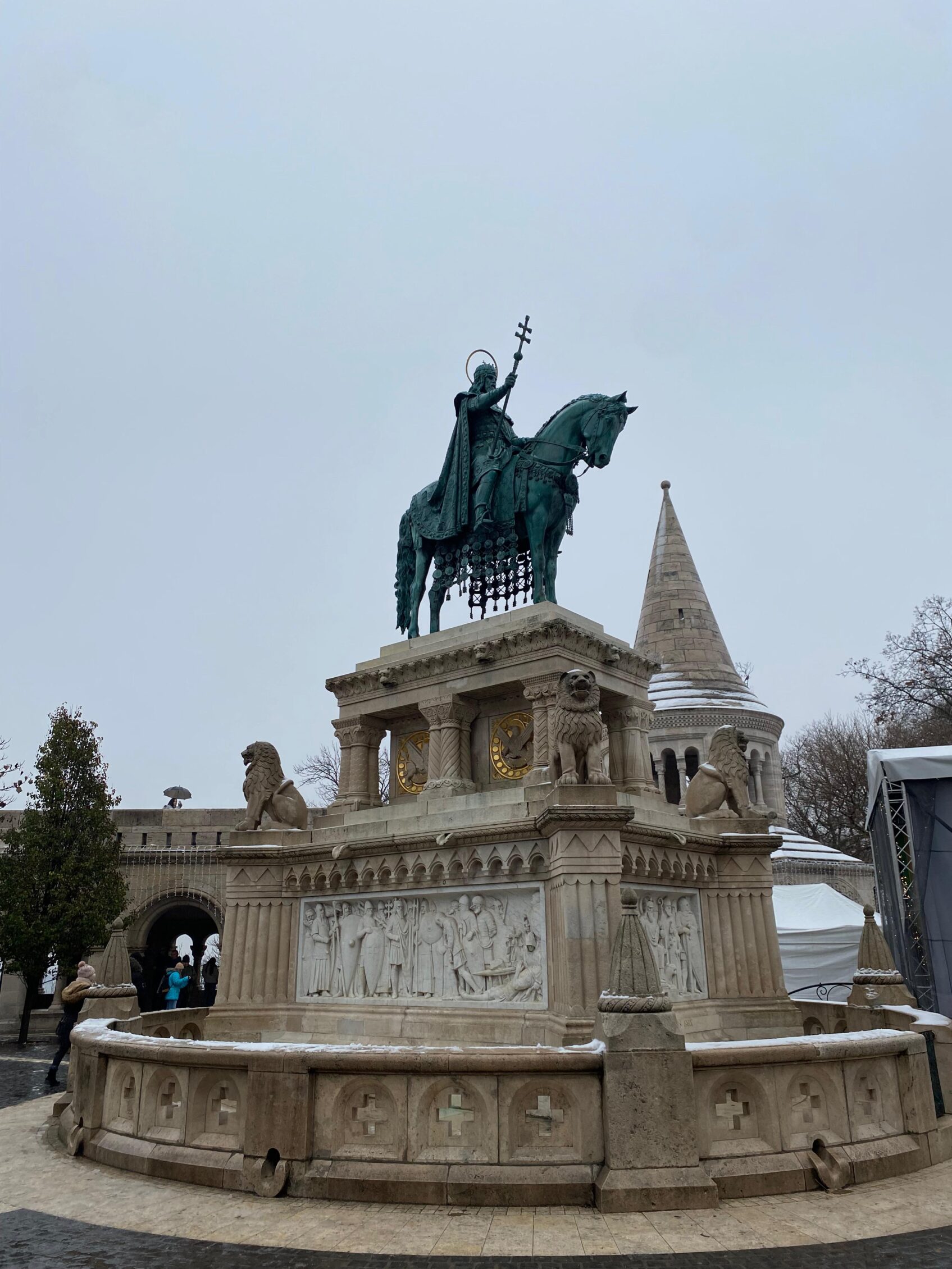 estatua de san esteban en budapest