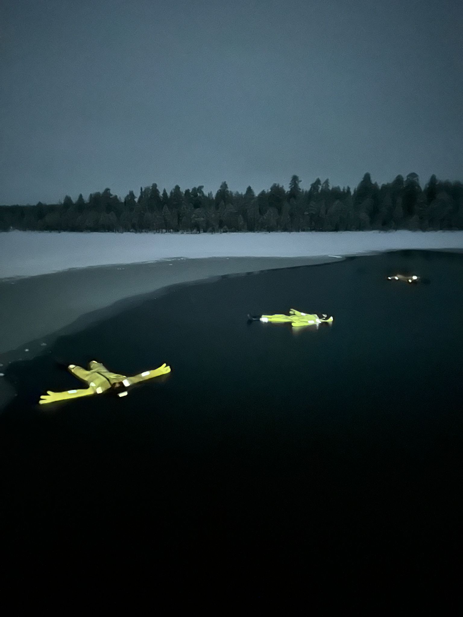 experiencia de flotacion en lago helado en finlandia