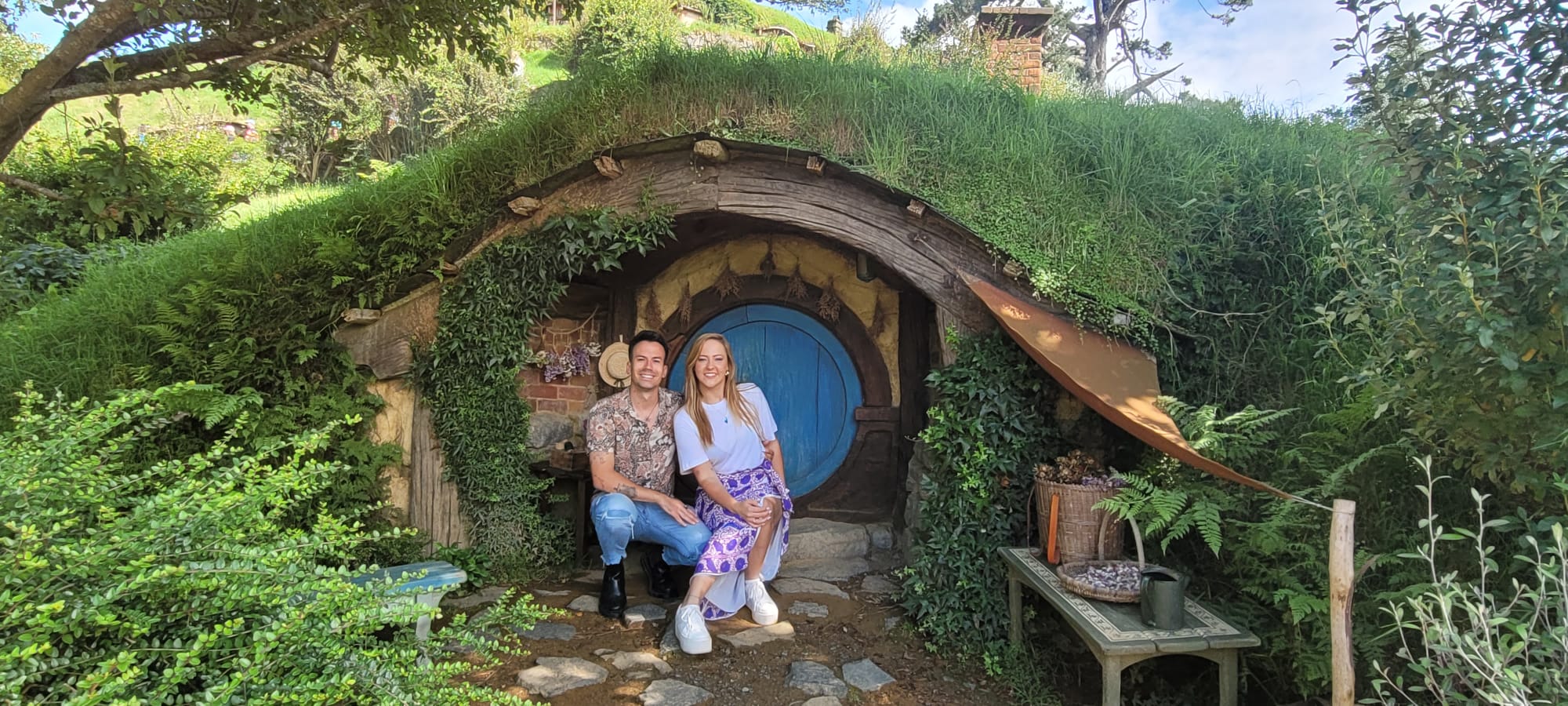 Clientes visitando Hobbiton en Nueva Zelanda con Kareba Viatges