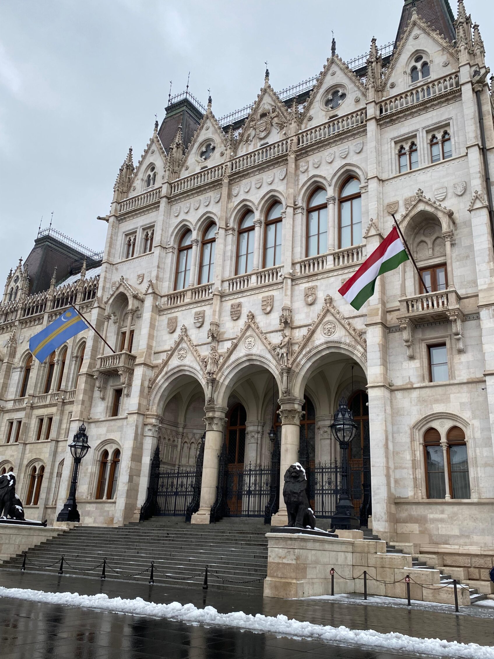 fachada del parlamento de budapest
