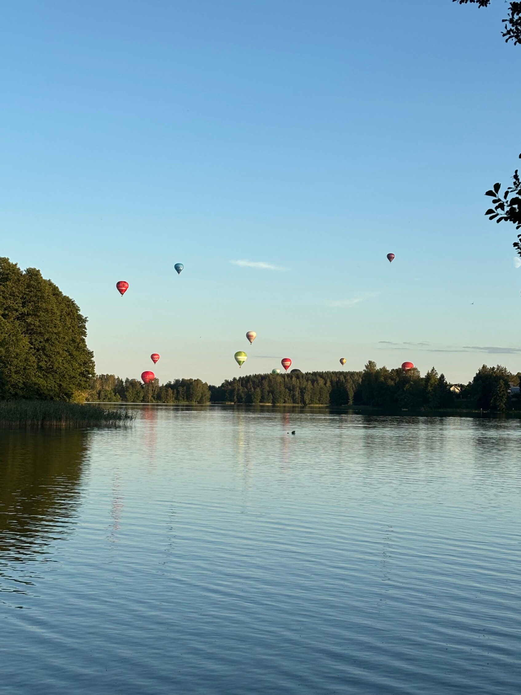 globos aerostaticos sobre lago en lituania