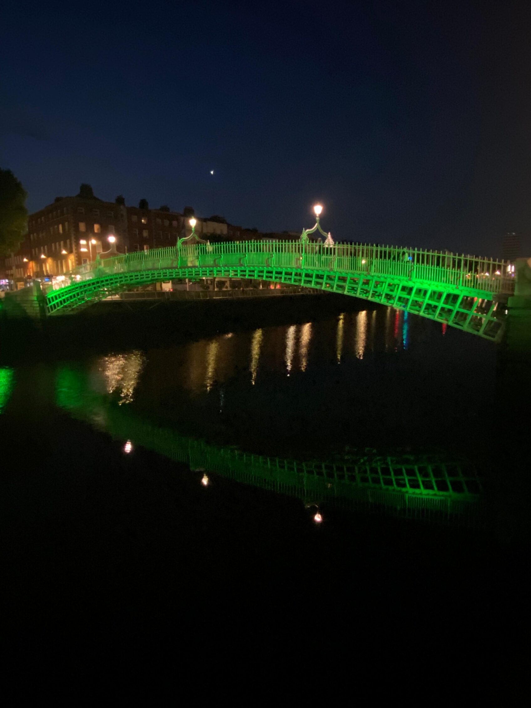 ha penny bridge dublin iluminado