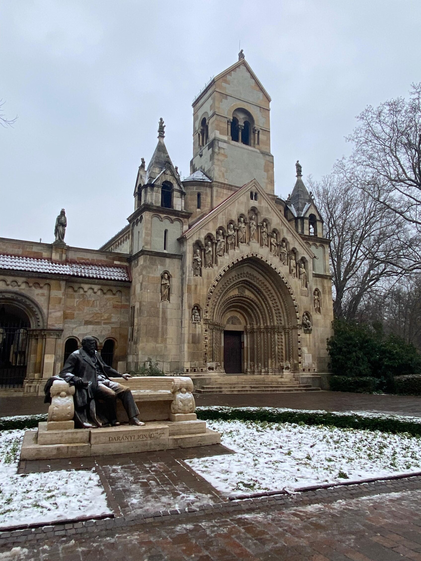 iglesia romanica en budapest con nieve