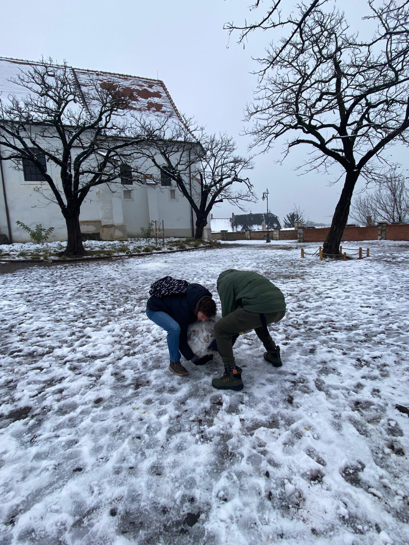 jugando con la nieve en budapest