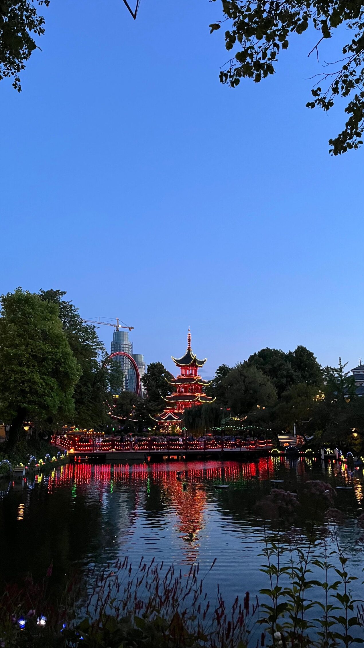 lago y pabellon iluminado en el tivoli de copenhague