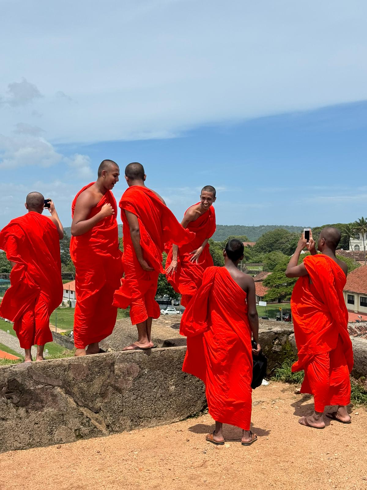 monjes budistas en sri lanka