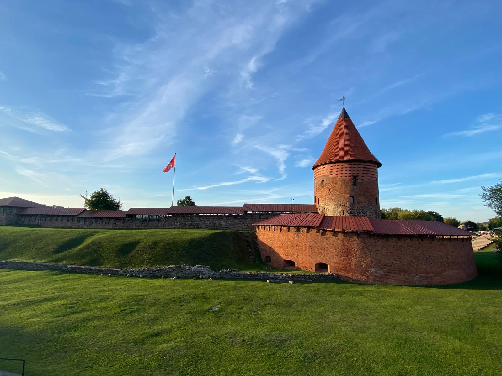 murallas del castillo de trakai al atardecer