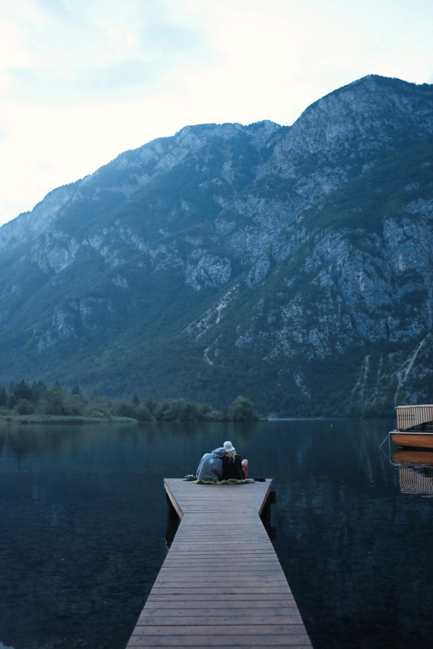 pareja en embarcadero del lago bohinj en eslovenia