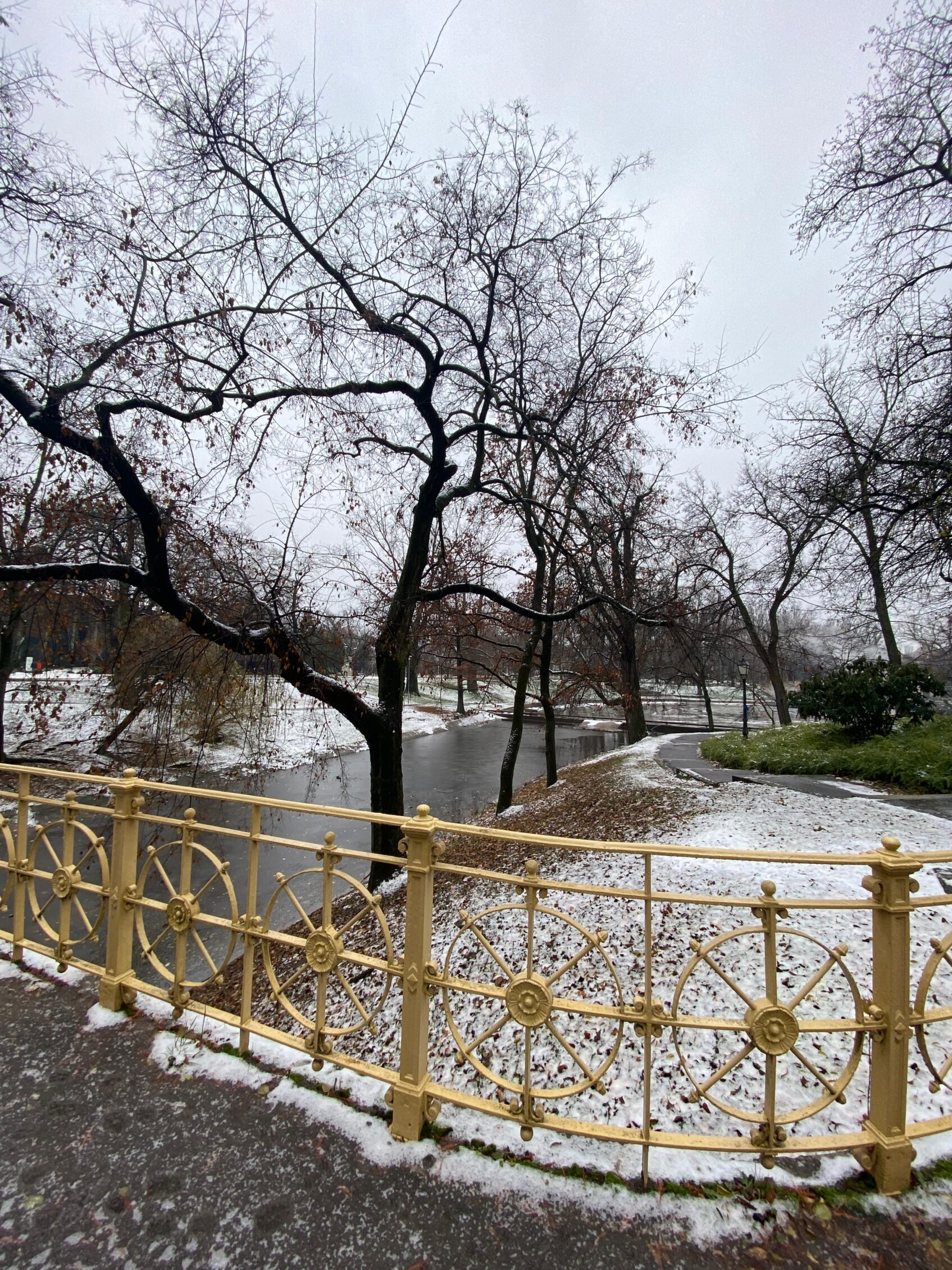 parque nevado en budapest en invierno
