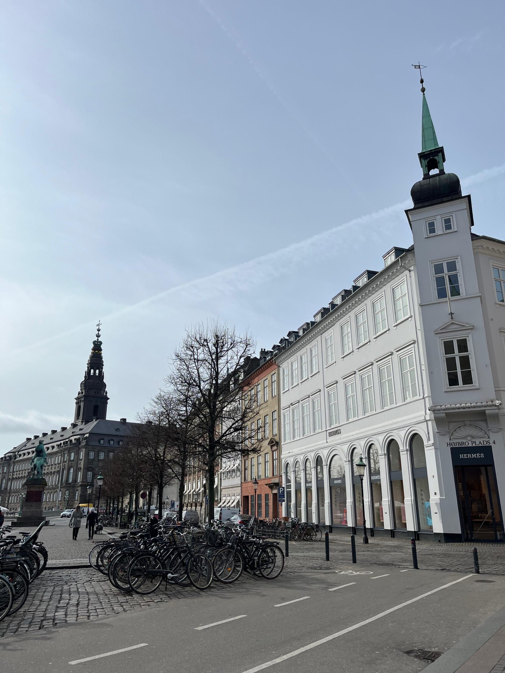 plaza del centro de copenhague con bicicletas
