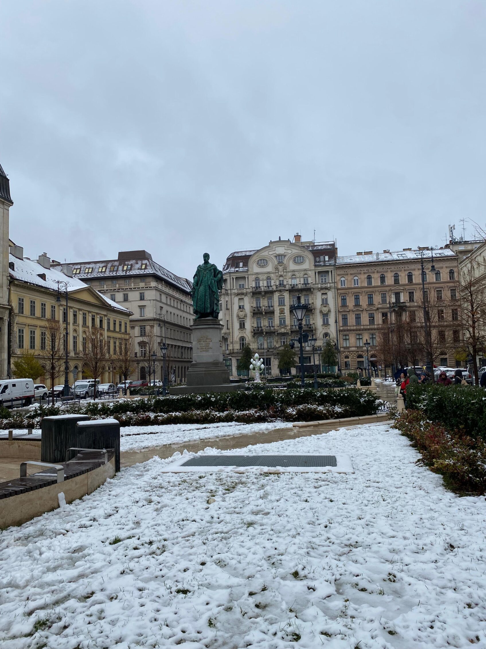 plaza historica de budapest en invierno
