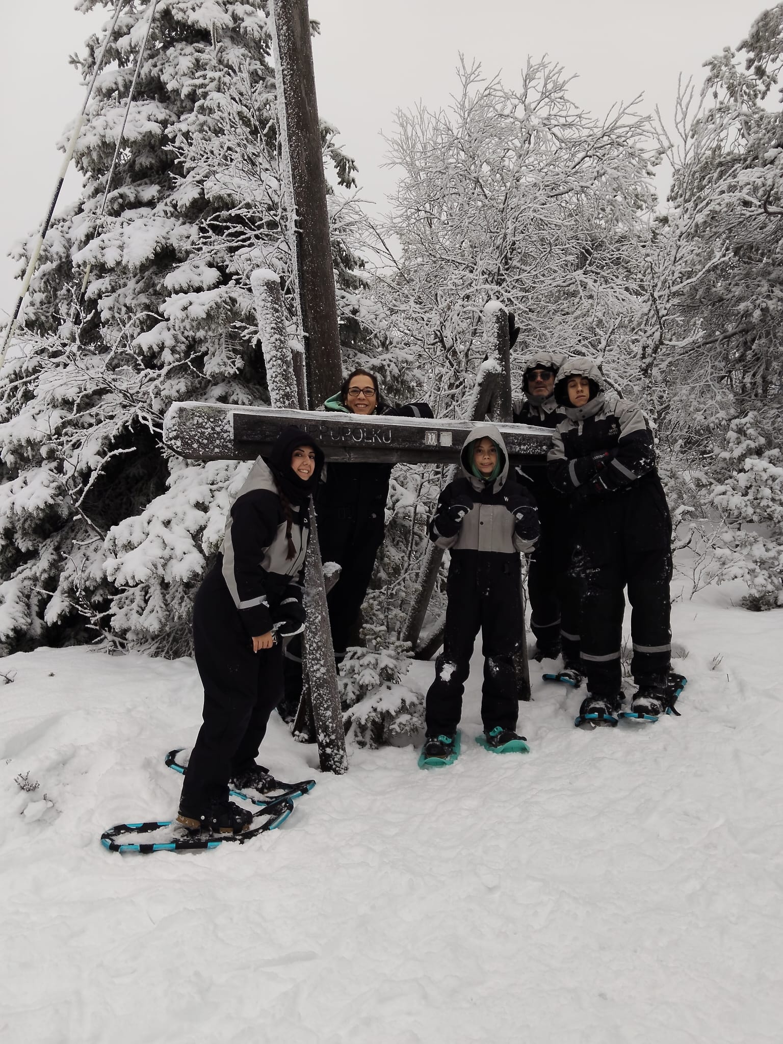 ruta con raquetas de nieve en los bosques de finlandia