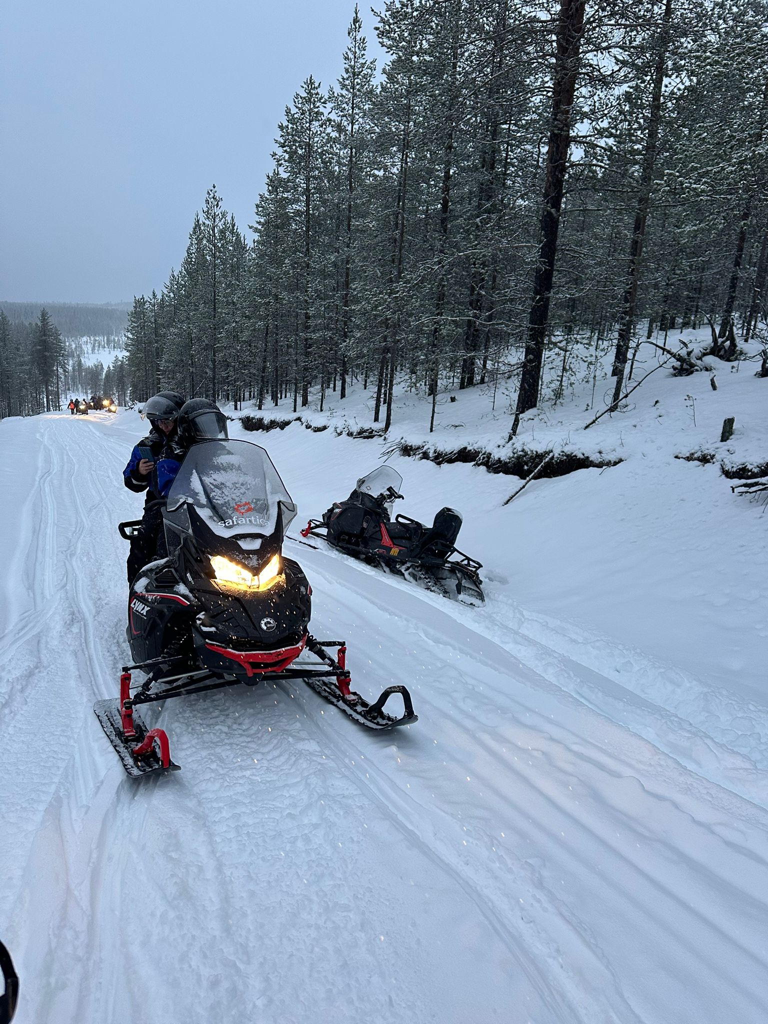 safari en motonieve por paisajes nevados de finlandia