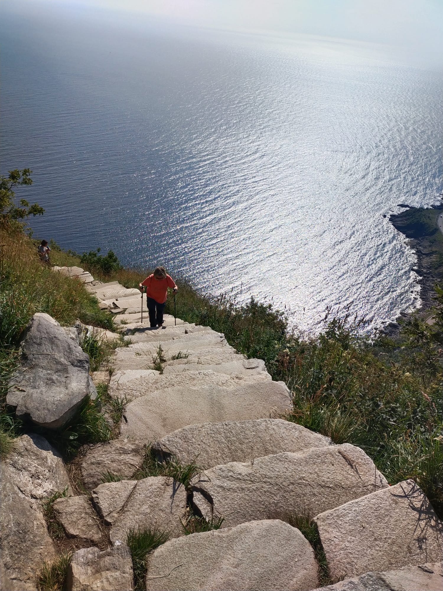 sendero de trekking costero en noruega